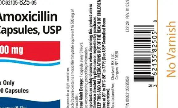 Close-up of an amoxicillin capsule and a penicillin V tablet beside a glass of water