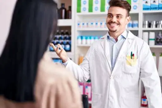 Person speaking with a pharmacist